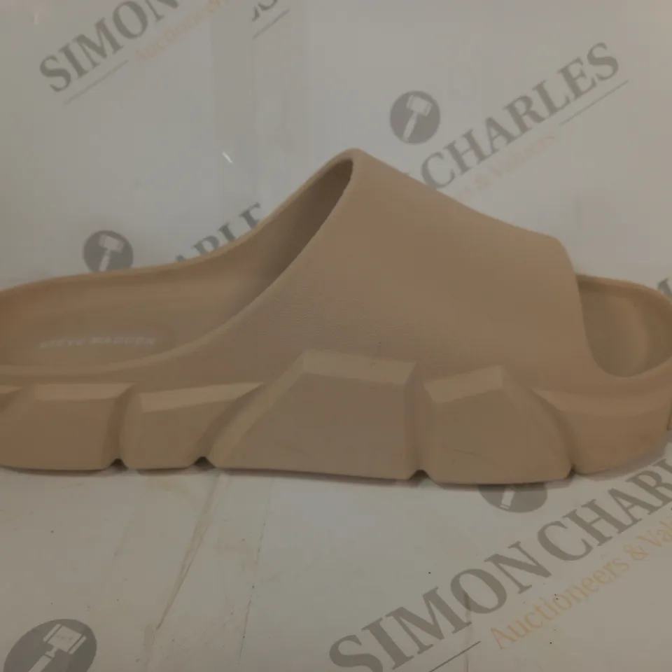 BOXED PAIR OF STEVE MADDEN SLIDERS IN BEIGE UK SIZE 12.5