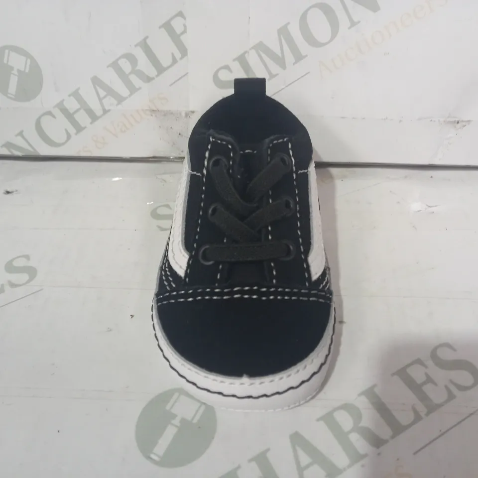 BOXED PAIR OF VANS OLD SKOOL CRIP BABY/TODDLER SHOES IN BLACK/WHITE UK SIZE 2.5