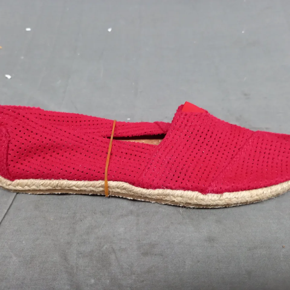 BOX OF APPROXIMATELY 12 DESIGNER FLAT SLIP ON SHOES IN RED IN VARIOUS SIZES 