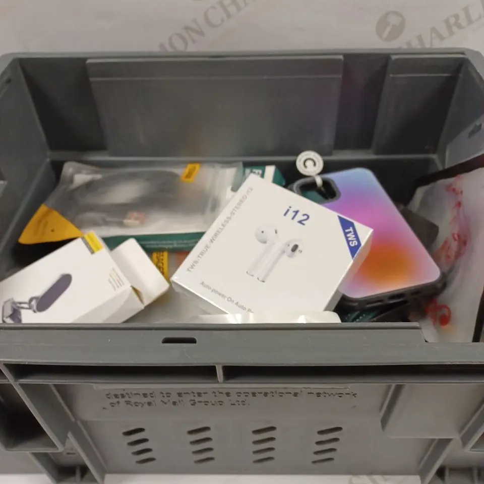 LOT TO CONTAIN APPROX 25 X ASSORTED PHONE ACCESSORIES, INCLUDES EARPHONES, CHARGERS, PHONE CASES & SCREEN PROTECTORS ETC 