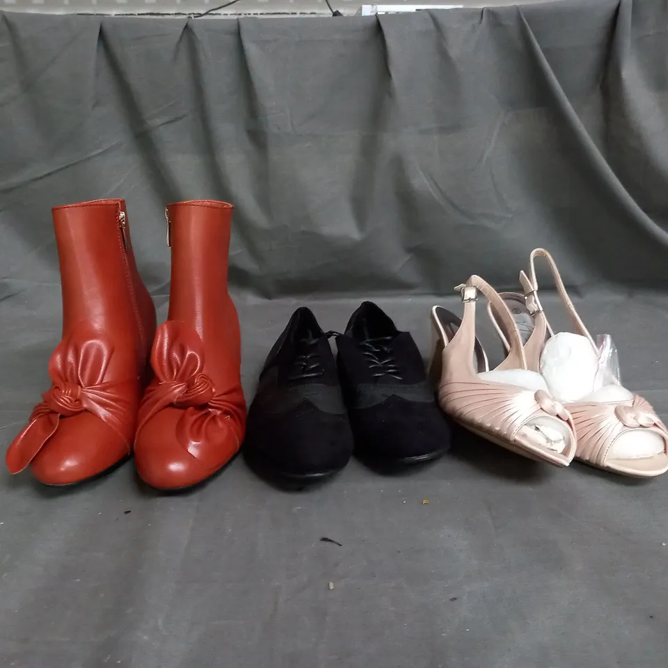 APPROXIMATELY 10 PAIRS OF ASSORTED WOMEN SHOES IN VARIOUS STYLES AND SIZES 
