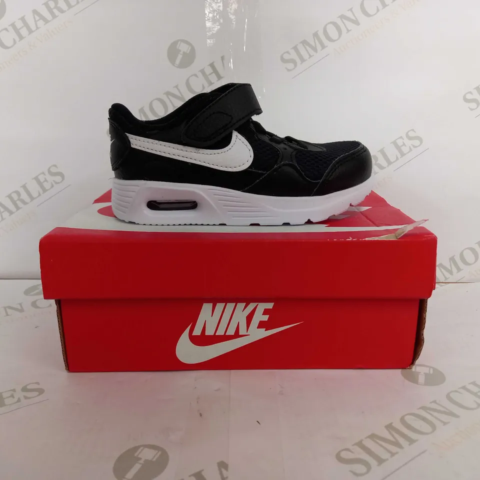 NIKE AIR MAX SC IN BLACK & WHITE KIDS SHOE - EUR 26 KIDS