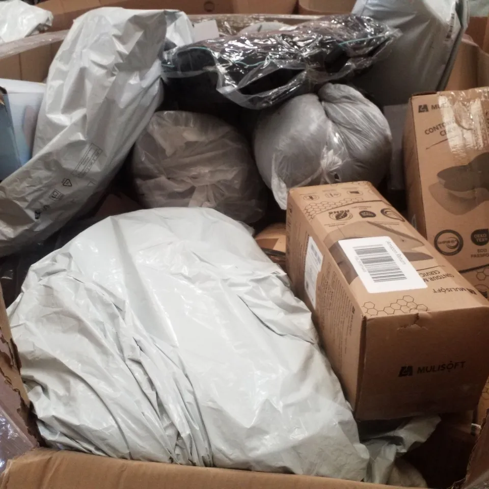 PALLET CONTAINING ASSORTED PILLOWS & CUSHIONS