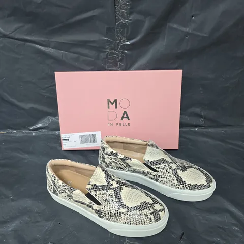 BOXED PAIR OF MODA IN PELLE ADRINA NATURAL SNAKE SKIN PRINT LEATHER SLIP ON TRAINER SIZE 40