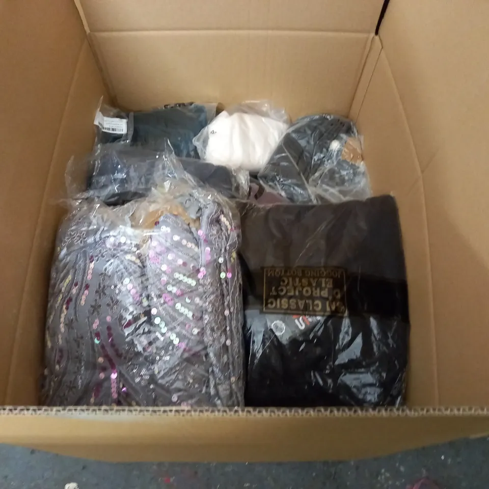 LARGE QUANTITY OF ASSORTED BAGGED CLOTHING ITEMS 