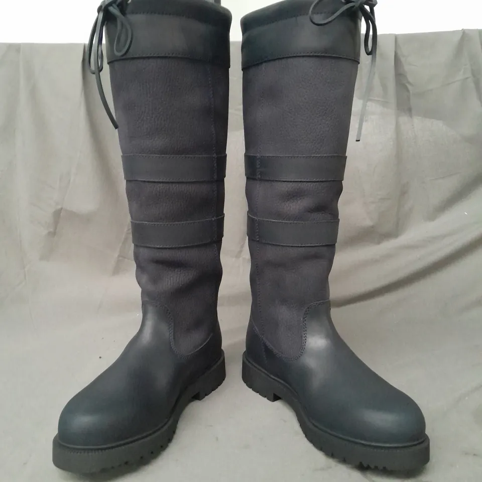 BOXED PAIR OF BAREBACK DAKOTA WATERPROOF COUNTRY BOOTS IN BLUE UK SIZE 4