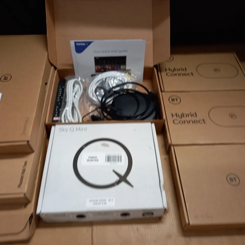 LOT OF 8 ASSORTED HOME NETWORKING ITEMS TO INCLUDE SMART HUB 2 AND SKY Q MINI