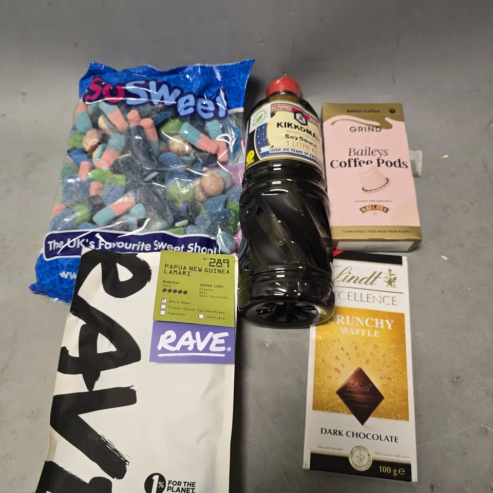 APPROXIMATELY 12 ASSORTED FOOD ITEMS TO INCLUDE - GRIND BAILEYS COFFEE PODS , KIKKOMAN SOY SAUCE , LINDT CRUNCY WAFFLE ETC