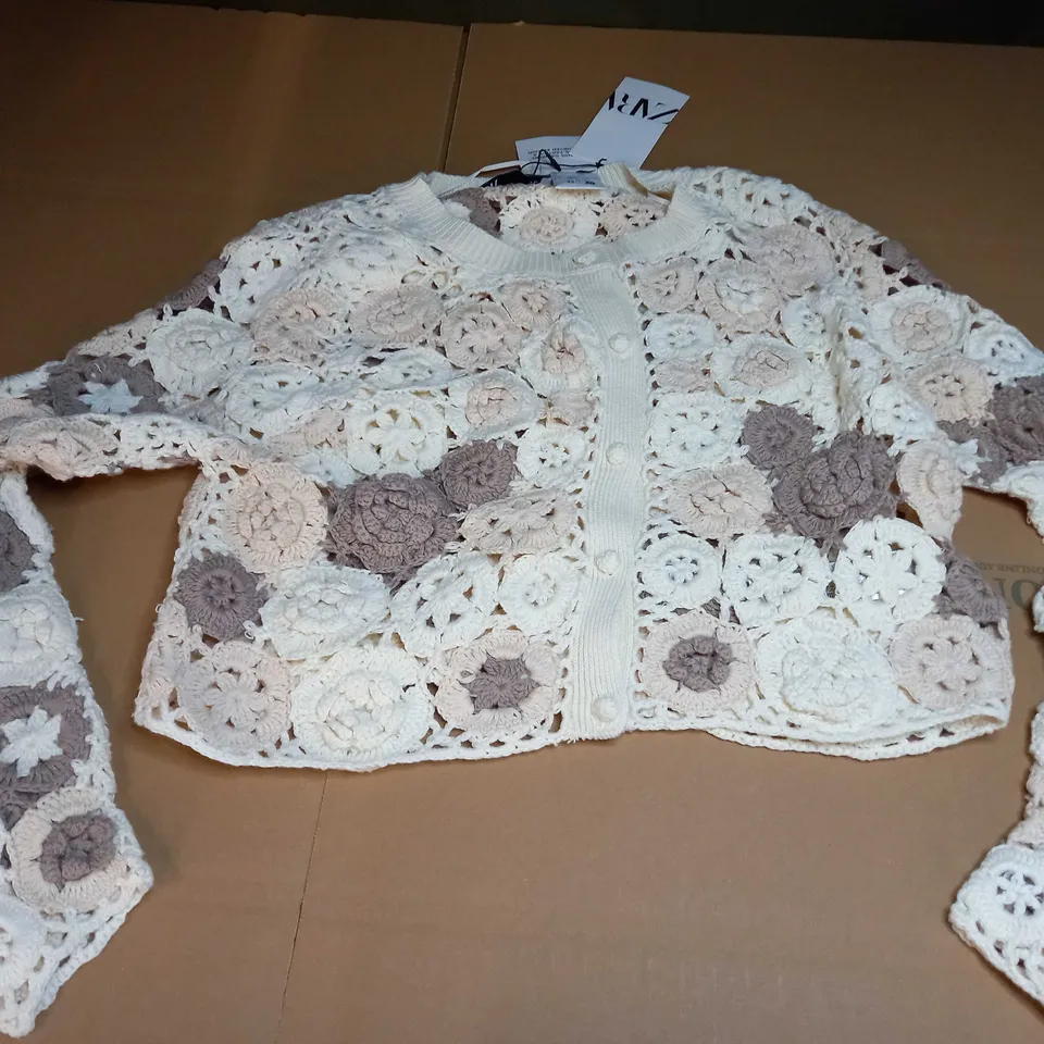 ZARA KNIT EFFECT FLORAL DESIGN BUTTON CROP TOP - WHITE/PINK/BROWN - MEDIUM