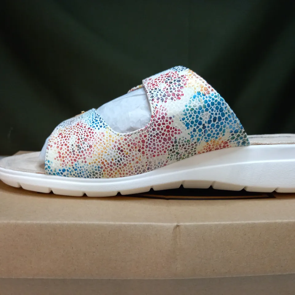 BOXED PAIR OF CUSHION WALK WHITE STRAPPY SANDALS - SIZE 7