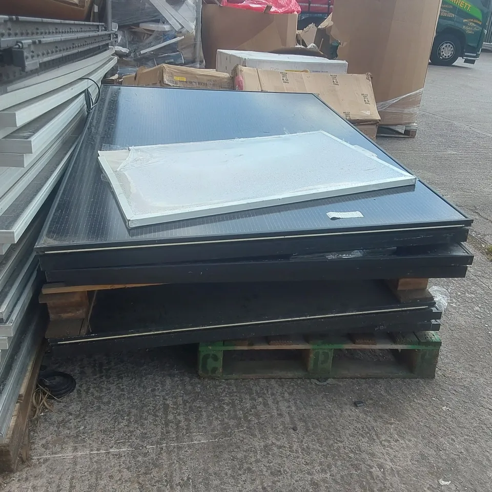 PALLET CONTAINING A LARGE QUANTITY OF SOLAR PANELS