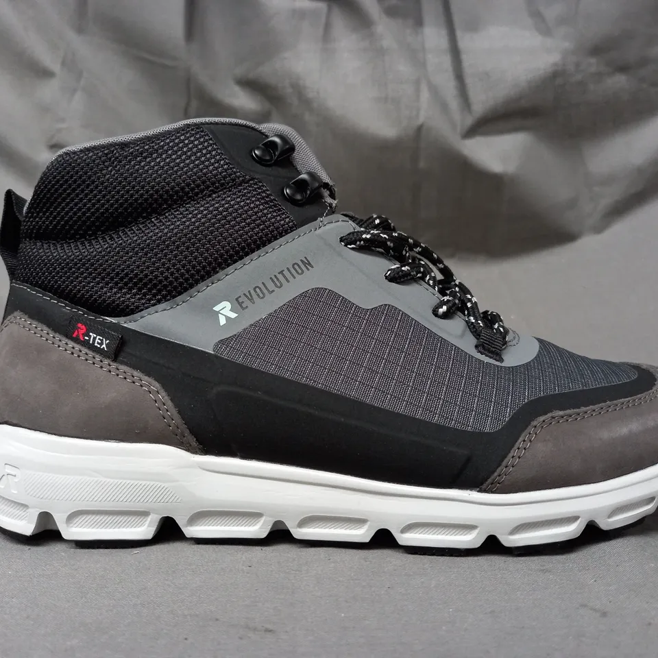 BOXED PAIR OF RIEKER REVOLUTION BOOTS IN GREY SIZE 5