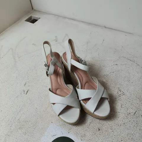RUTH LANGFORD FASHION WHITE LEATHER WEDGE SANDALS β UK 7 (EU 40)