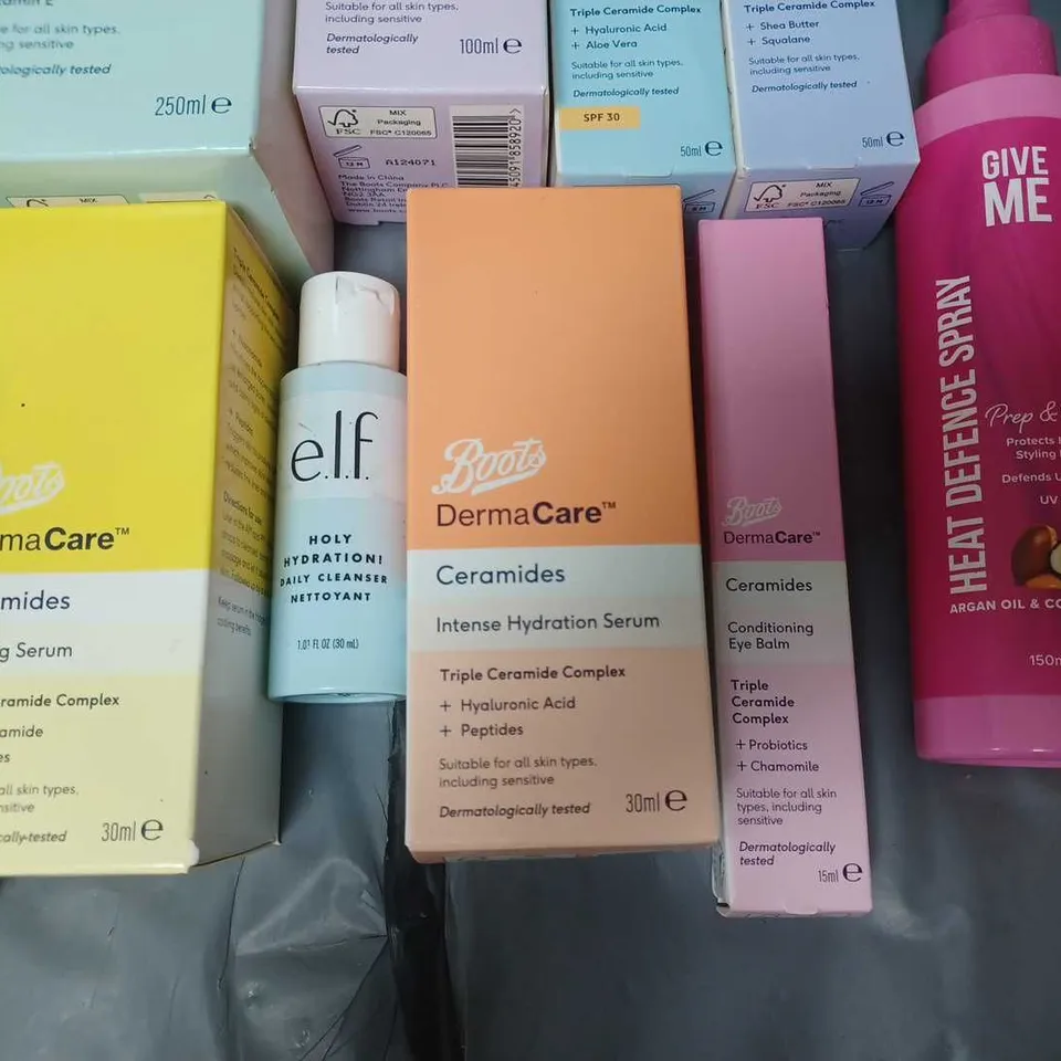 LOT OF APPROXIMATELY 18 ASSORTED HEALTH AND BEAUTY ITEMS TO INCLUDE BOOTS DERMACARE CERAMIDES, HEAT DEFENCE SPRAY AND MORPHE EYE BRUSH SET