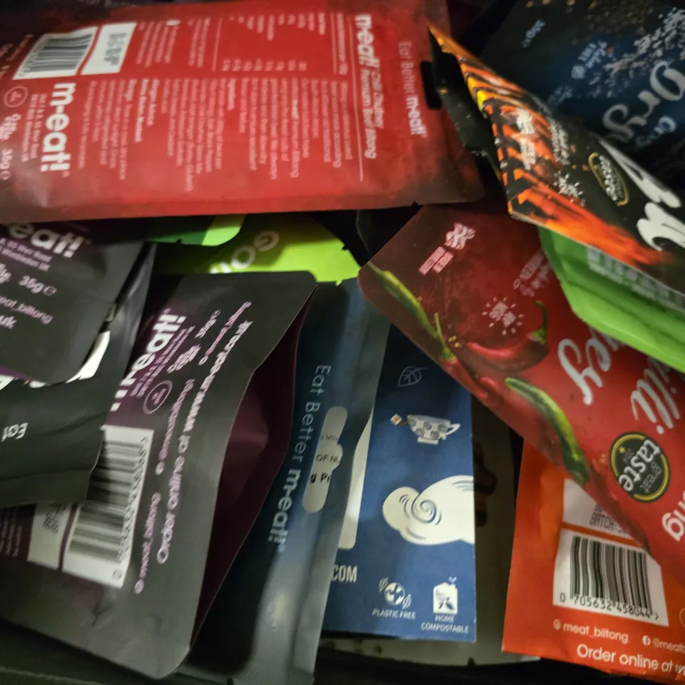 APPROXIMATELY 20 ASSORTED FOOD & DRINK ITEMS TO INCLUDE - SIMPLY COOK RED LENTIL CURRY , GIN GINS ,  SILKY OAT MILK CHOCOLATE ETC