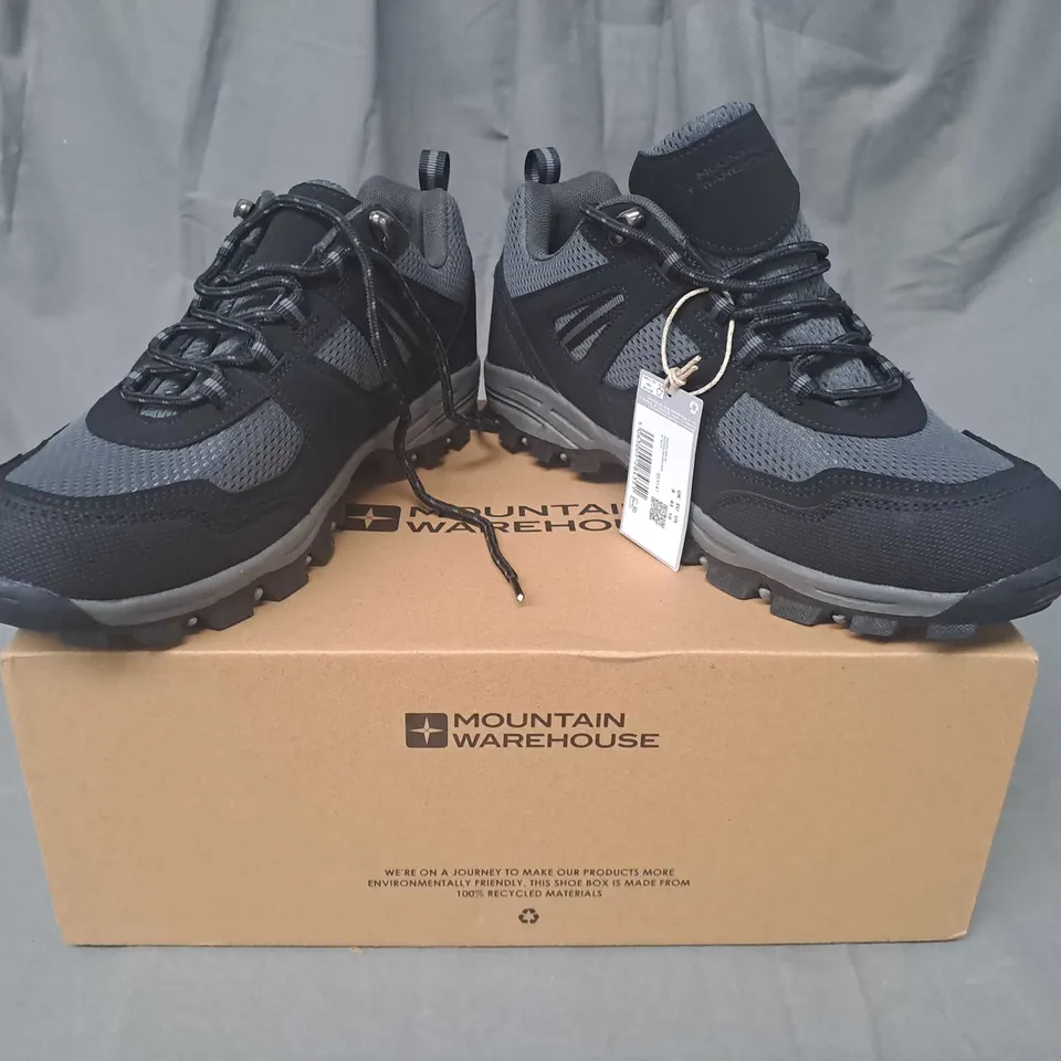 BOXED PAIR OF MOUNTAIN WAREHOUSE MCLEOD WIDE FIT OUTDOOR WALKING SHOES IN BLACK UK SIZE 9