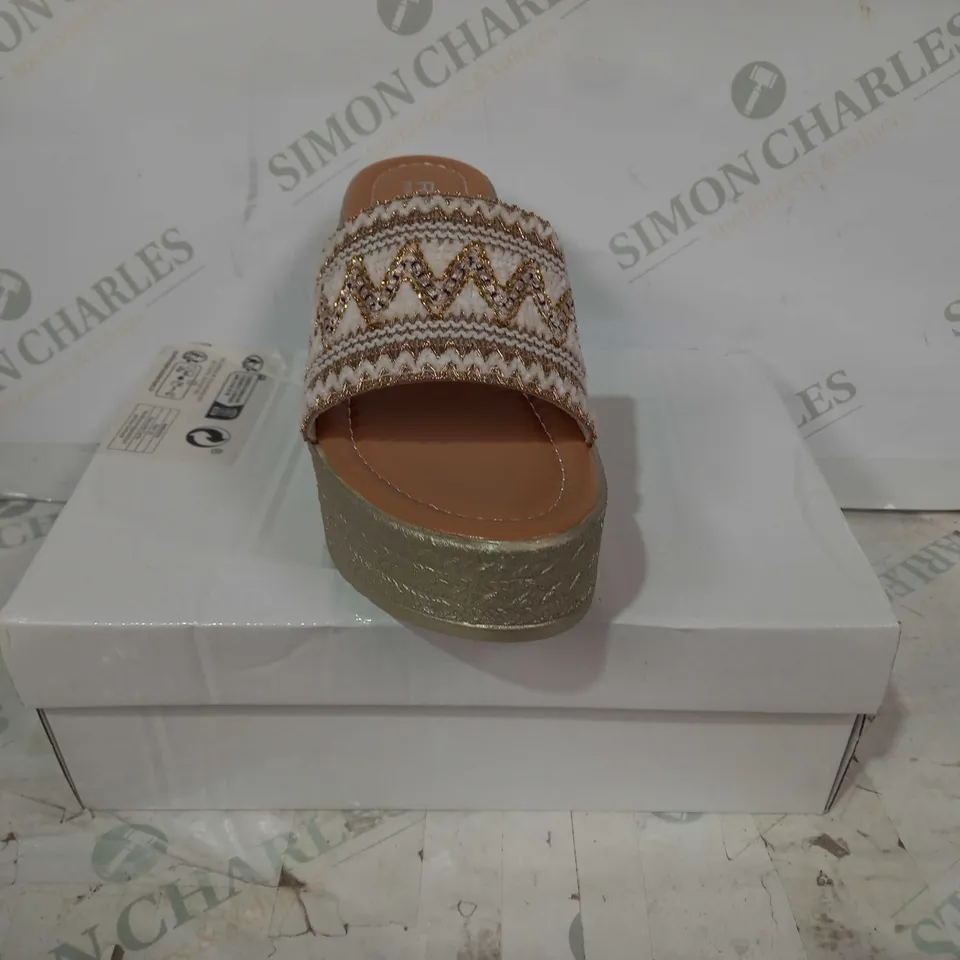 BOXED PAIR OF RZX OPEN TOE WEDGE PLATFORM SANDALS IN GOLD COLOUR W. PATTERN EU SIZE 38