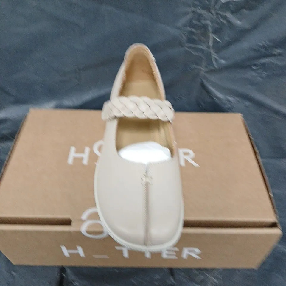 BOXED PAIR OF HOTTER SHAKE WIDE SHOES - UK SIZE 5.5