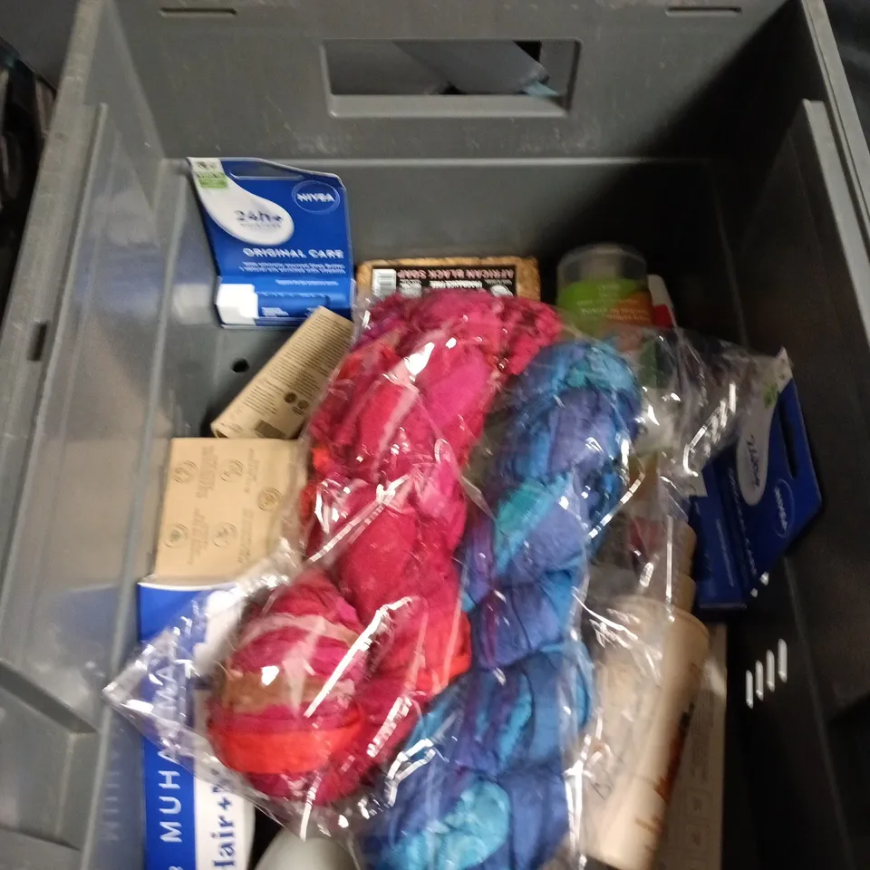 APPROXIMATEY 20 ASSORTED HEALTH AND BEAUTY PRODUCTS TO INCLUDE - ST IVES FRESH SKIN APRICOT SCRUB - ELF HOLY HYDRATION EYE CREAM AND NO7 DERM SOLUTIONS ECZEMA TREATMENT CREAM