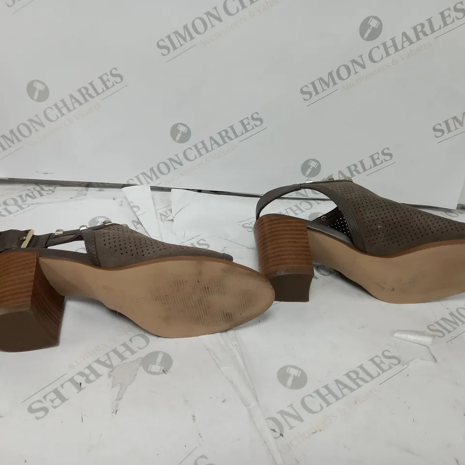 SIZE 6 MARC FISHER LIGHT BROWN SUEDE SANDAL BOXED 