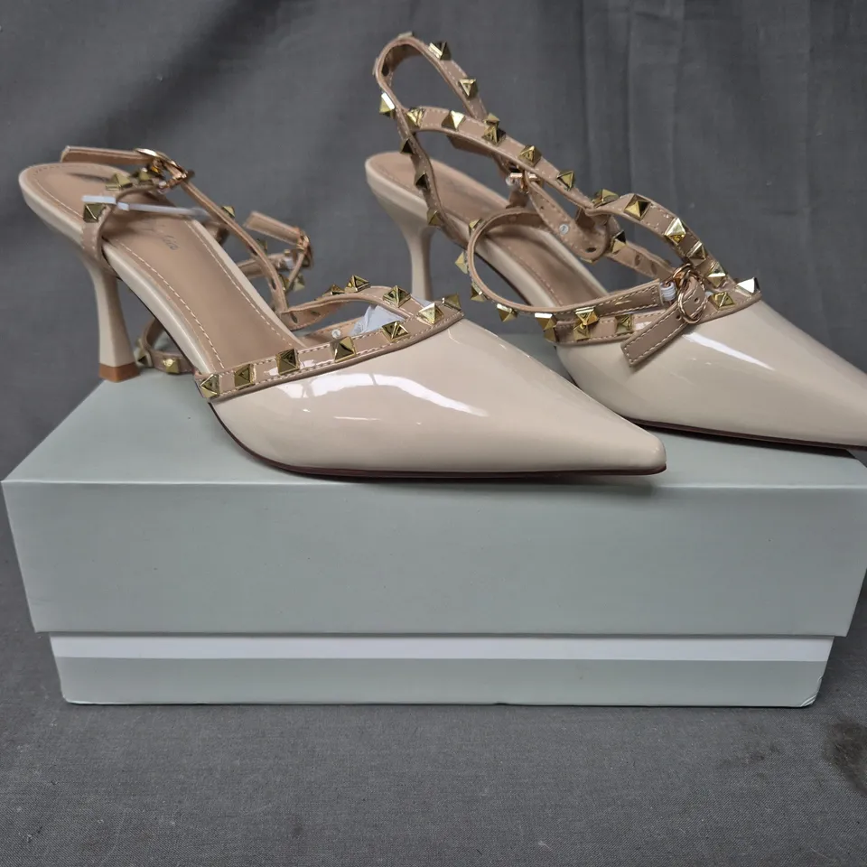 BOXED PAIR OF MISS SOPHIA POINTED TOE HEELED SHOES IN OFF WHITE W. GOLD EFFECT STUDS EU SIZE 39