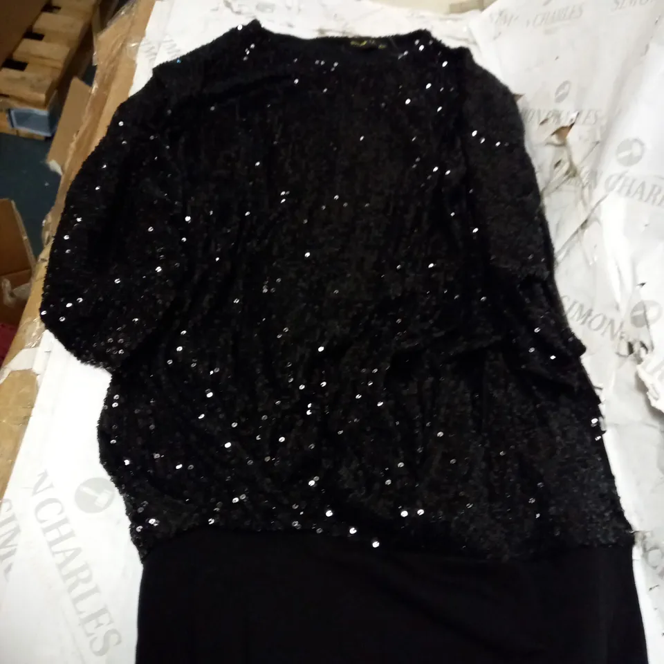 LOT OF APPROXIMATELY 5 ASSORTED CLOTHING ITEMS