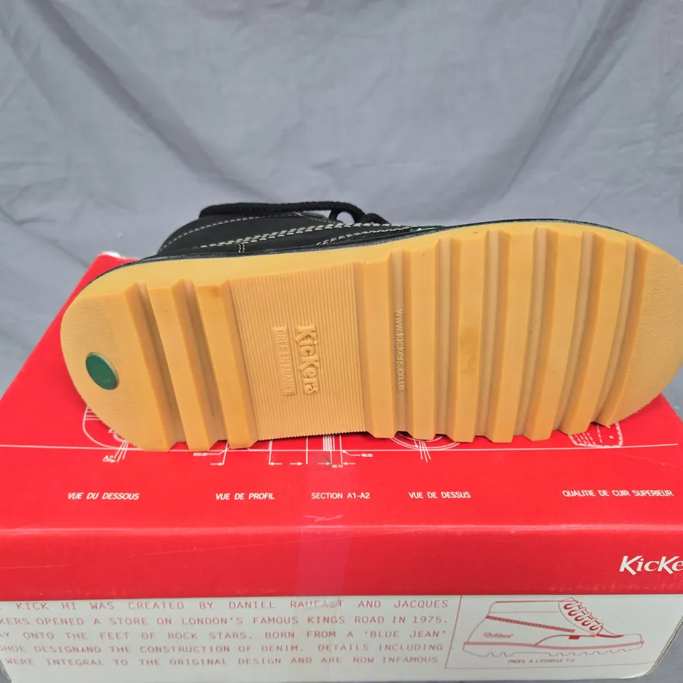 KICKERS BLACK LEATHER BOOTS – GUM SOLE, WHITE STITCHING. EU SIZE 41