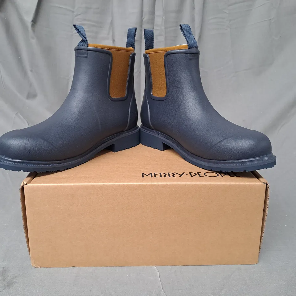 BOXED PAIR OF MERRY PEOPLE BOBBI BOOTS IN NAVY/TAN UK SIZE 6