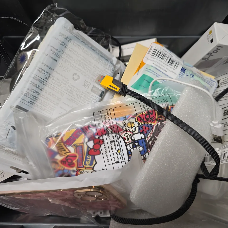APPROXIMATELY 12 ASSORTED ITEMS TO INCLUDE - PHONE CASES , SONY USB PLUG SOCKET ETC