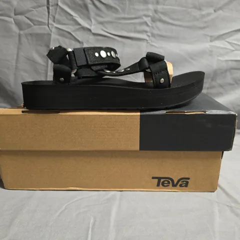 BOXED PAIR OF TEVA UNIVERSAL STUDDED SANDALS IN BLACK SIZE UK 6