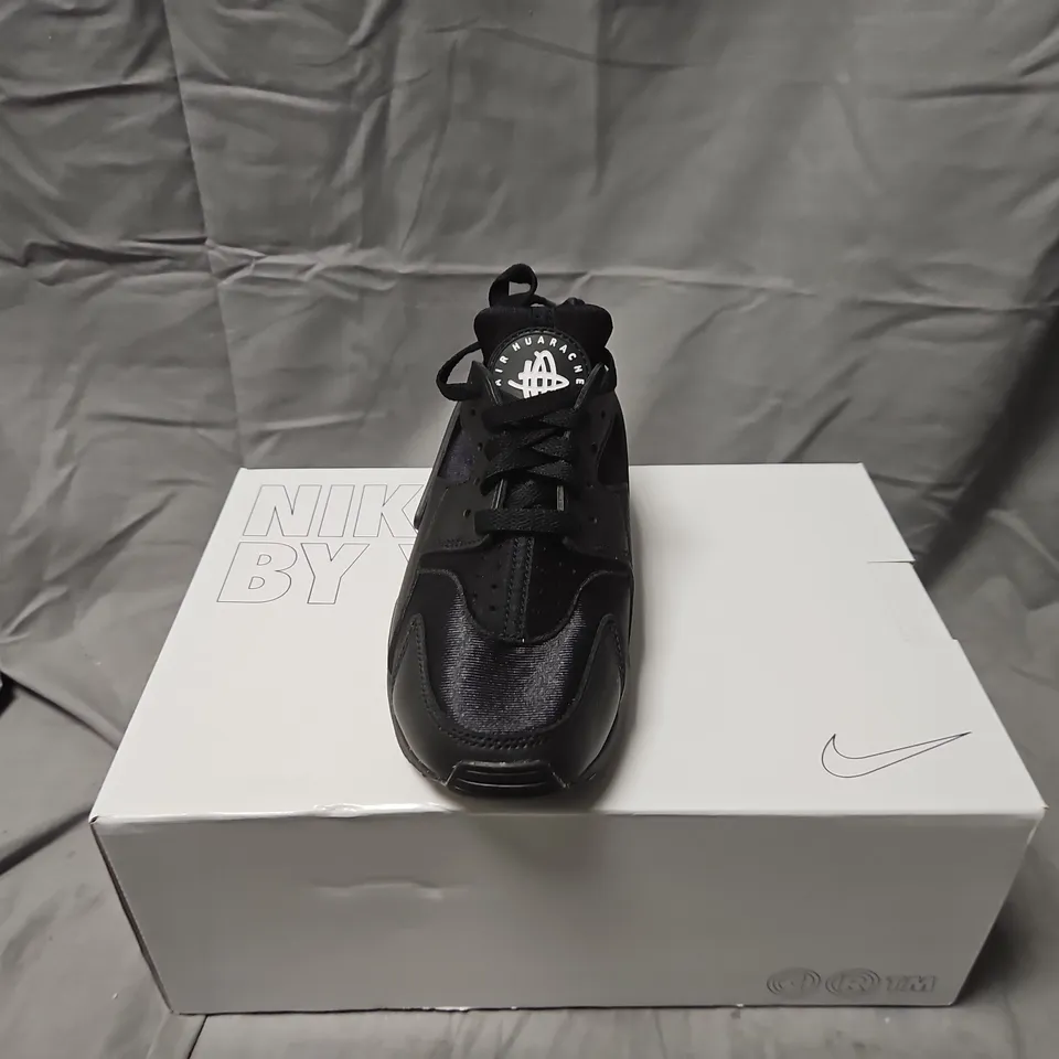 NIKE AIR HUARACHE BLACK SNEAKERS – BOXED - UK 4
