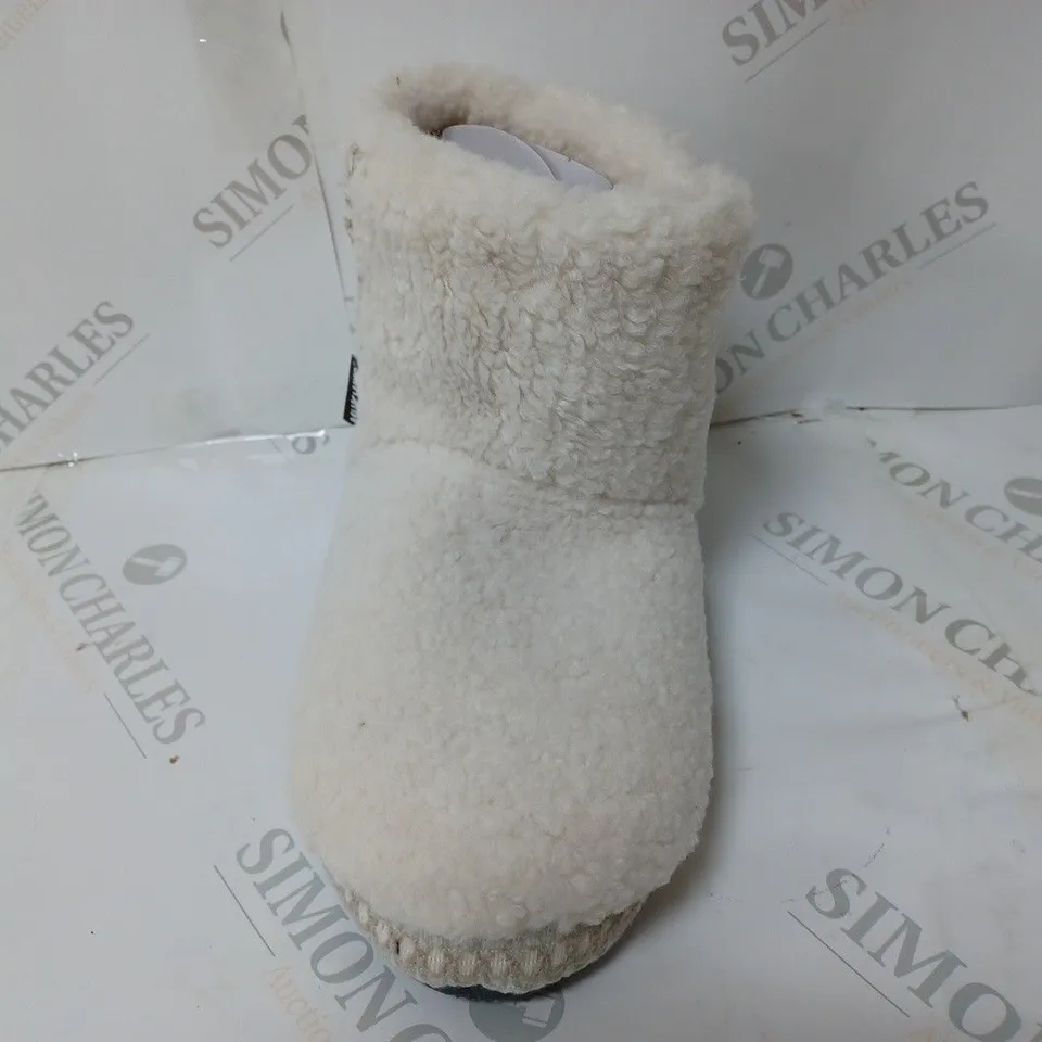 PAIR OF MUK LUKS FREJA SLIPPERS CREAM - SIZE 6