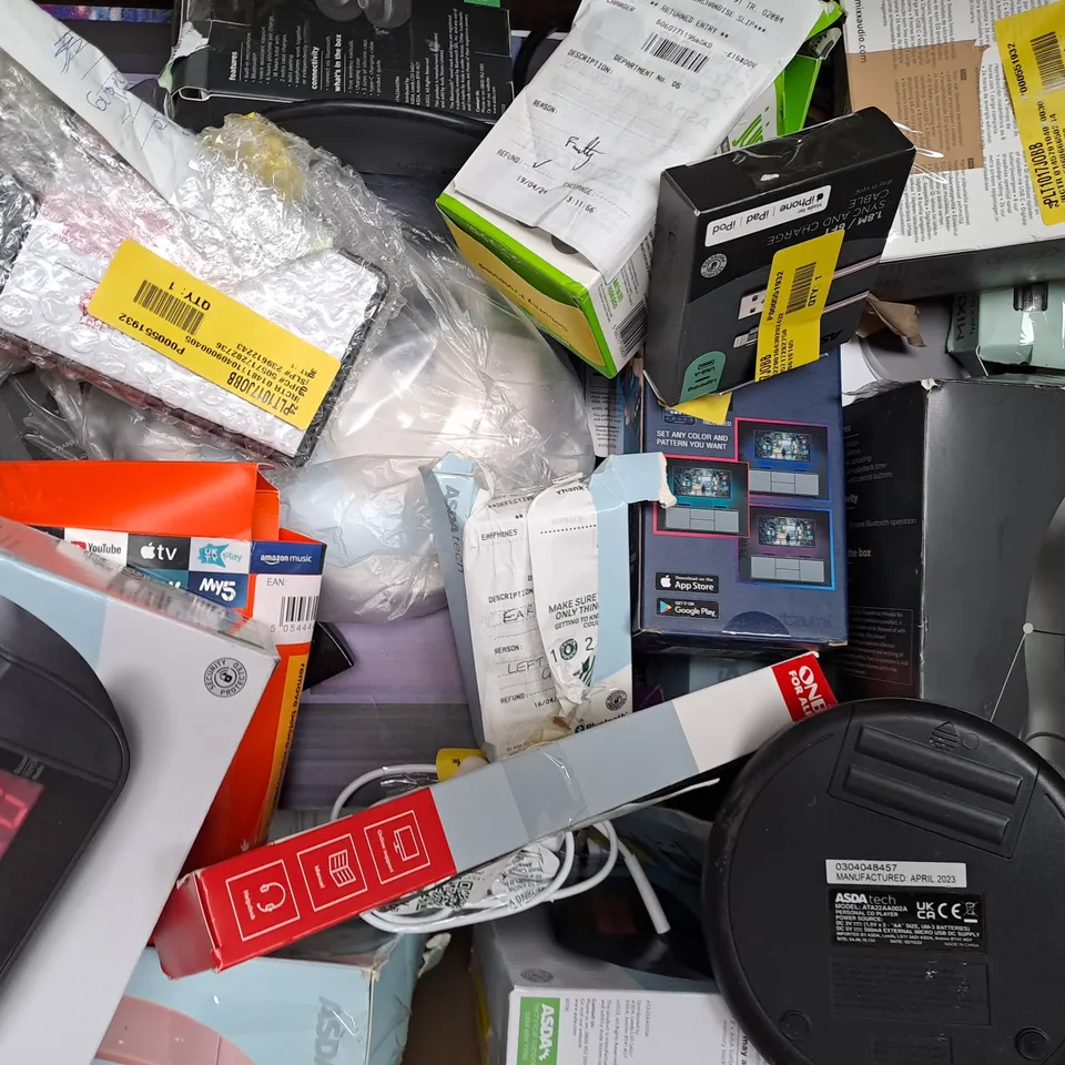BOX OF APPROXIMATELY 40 ASSORTED ELECTRICAL ITEMS TO INCLUDE USB PC HEADSET, USB CABLE, FIRE TV STICK, ETC