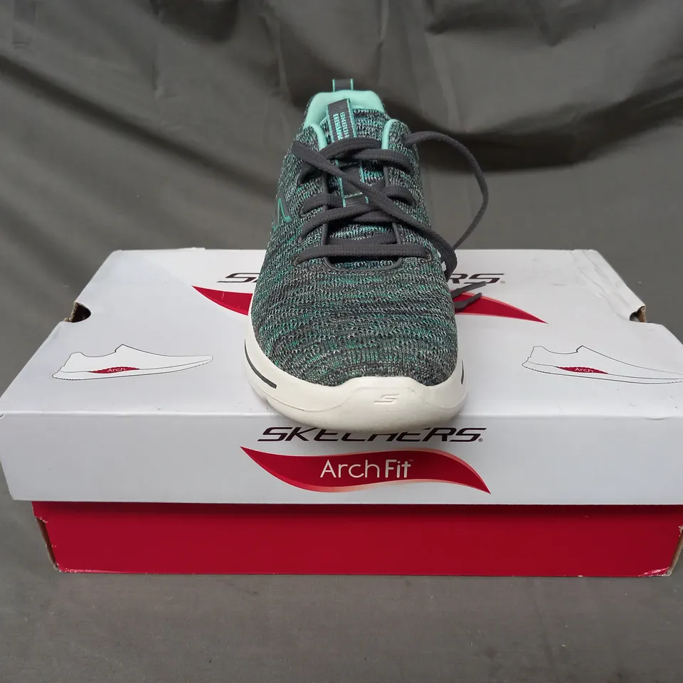 BOXED PAIR OF SKECHERS GO WALK GLEE TRAINERS IN TURQUOISE SIZE 4
