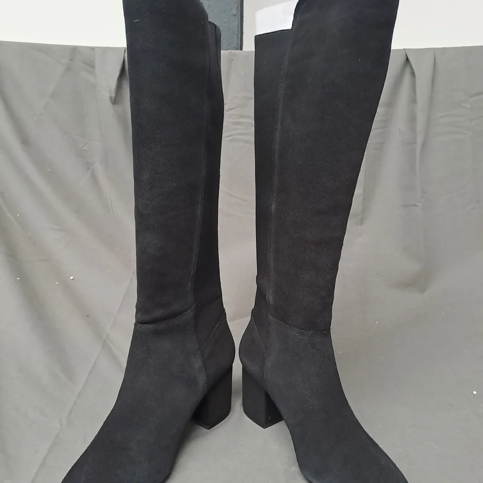 BOXED PAIR OF DUNE LONDON LOW BLOCK HEEL KNEE-HIGH BOOTS IN BLACK SIZE 6