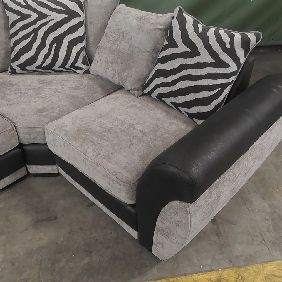 QUALITY DESIGNER HILTON FABRIC AND FAUX LEATHER RIGHT HAND CORNER CHAISE SOFA