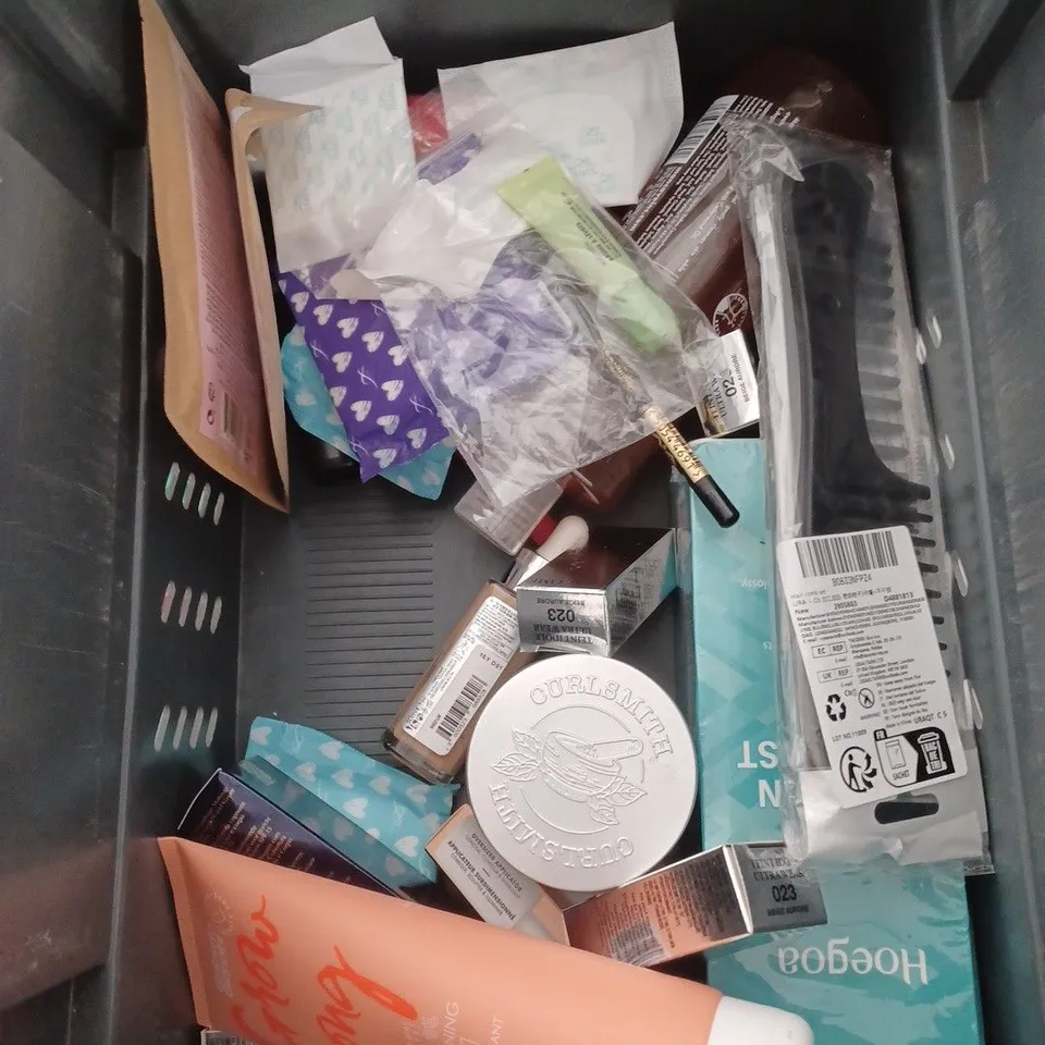 APPROXIMATEY 20 HEALTH AND BEAUTY PRODUCTS TO INCLUDE ZEROBASE CREAM, COLGATE MOUTHWASH AND MANCAVE SHOWER GEL