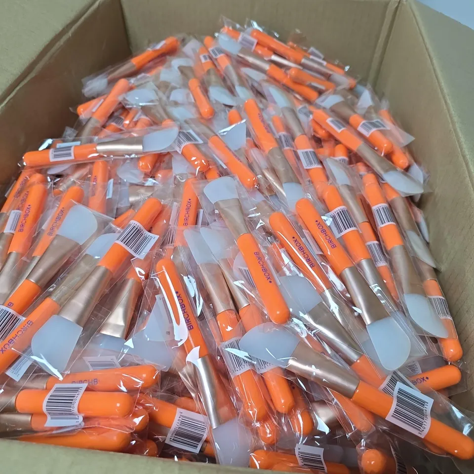BOX OF APPROXIMATELY 800 X BIRCHBOX MAKEUP BRUSH – ORANGE HANDLE