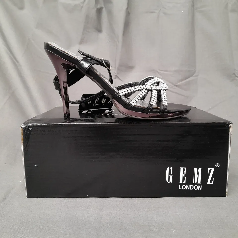 BOXED PAIR OF GEMZ LONDON OPEN TOE HIGH HEEL SANDALS IN BLACK/METALLIC SILVER W. JEWEL EFFECT SIZE 3