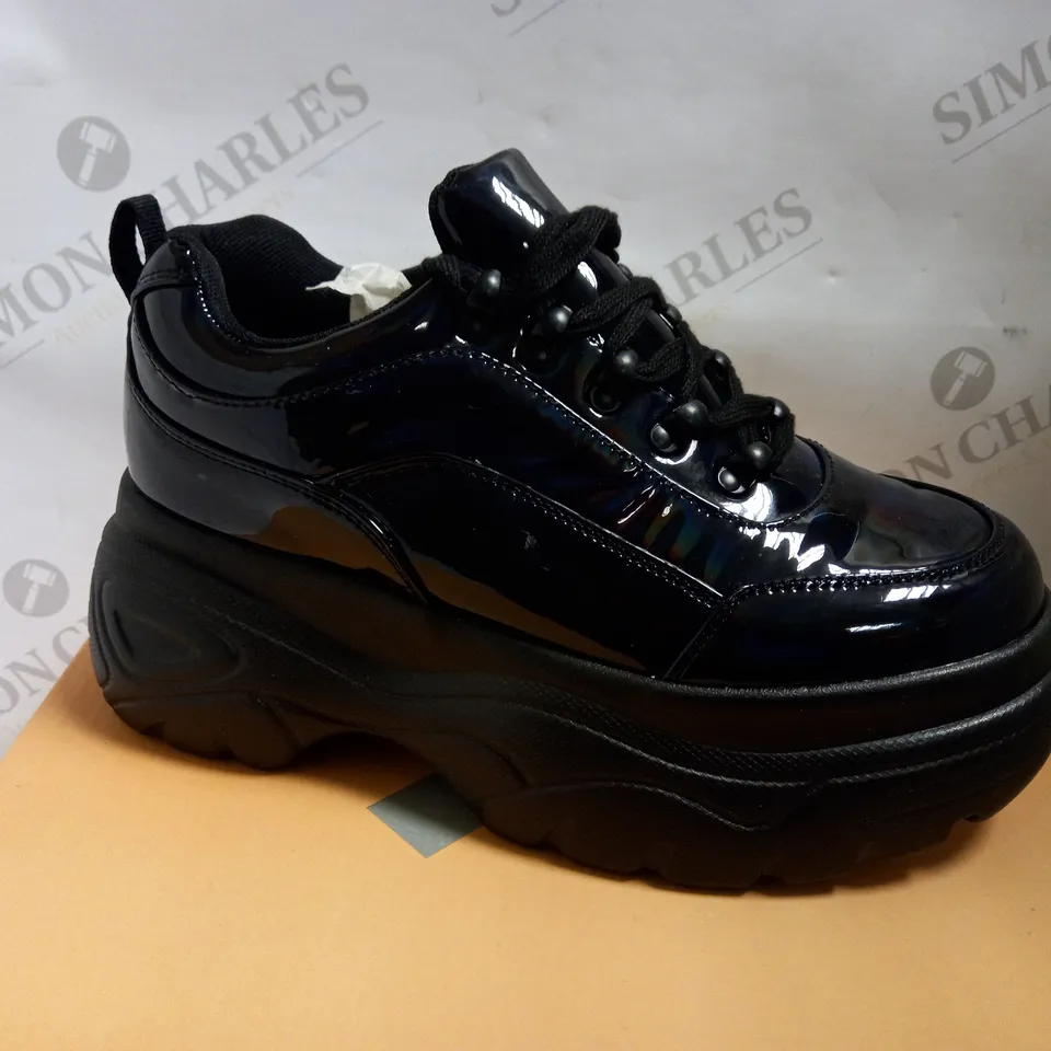 KOI VEGAN STRIKER HOLOGRAM BUBBLE TRAINER IN BLACK - SIZE 5