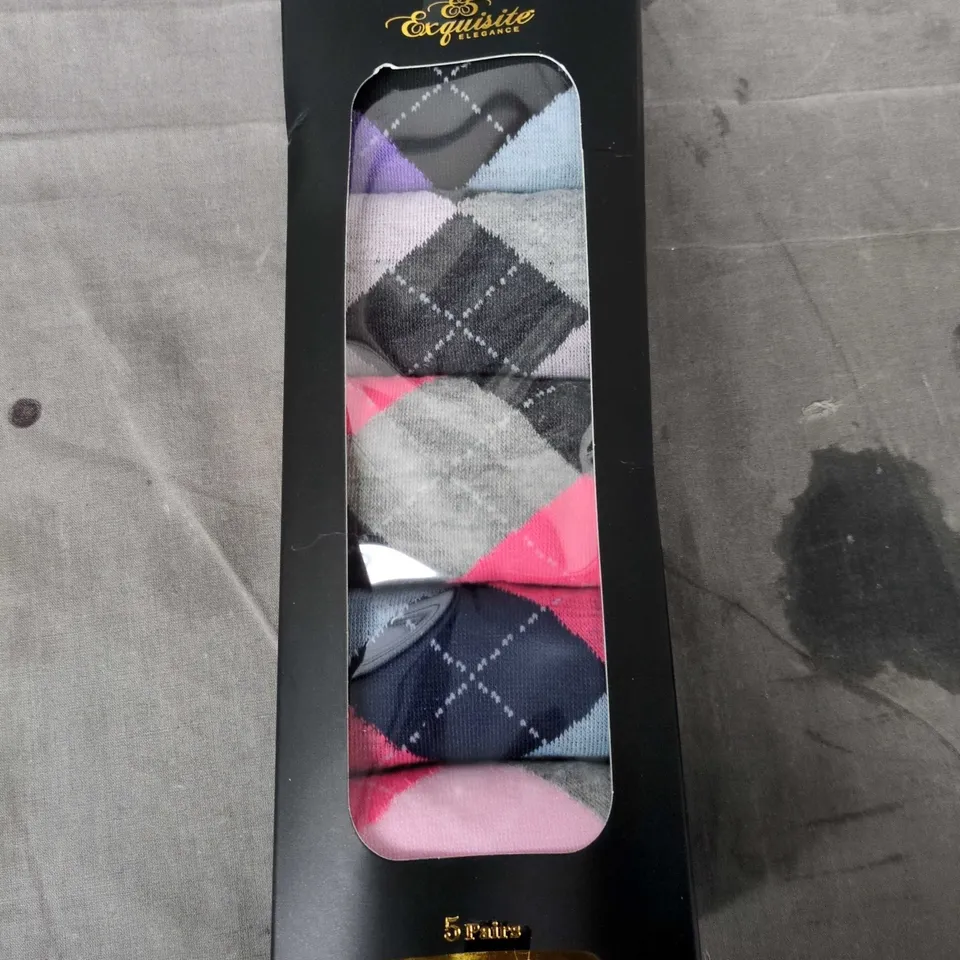 BOX OF APPROXIMATELY 25 ASSORTED CLOTHING ITEMS TO INCLUDE: 2X PACKS OF SOCKS