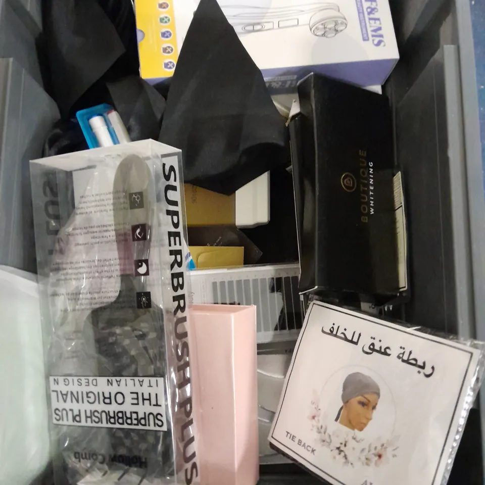 APPROXIMATELY 20 ASSORTED HEALTH & BEAUTY ITEMS TO INCLUDE - CLEARBLUE OVULATION TESTS, MANNAKADAR LIP STAINS AND FLORIS SOAP