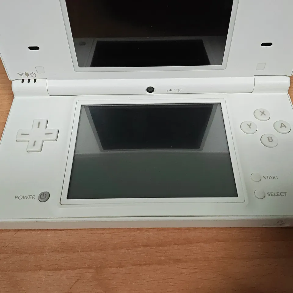 UNBOXED NINTENDO DS HANDHELD GAMES CONSOLE IN WHITE WITH POKÉMON CARRY CASE