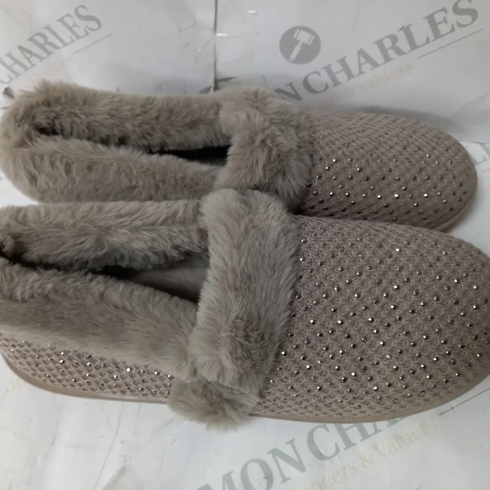 BOXED PAIR OF SKECHERS COZY SLIPPERS IN TAUPE SIZE 5