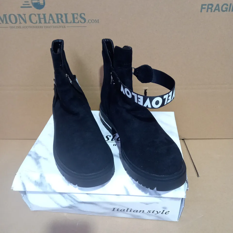 BOXED PAIR OF SIZE 41 ITALIAN STYLE BLACK FOOTWEAR 
