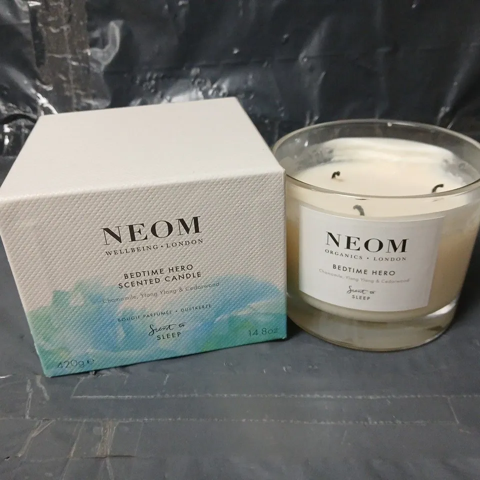 BOXED NEOM BEDTIME HERO SCENTED CANDLE (CHAMOMILE, YLANG YLANG & CEDARWOOD) (420G)