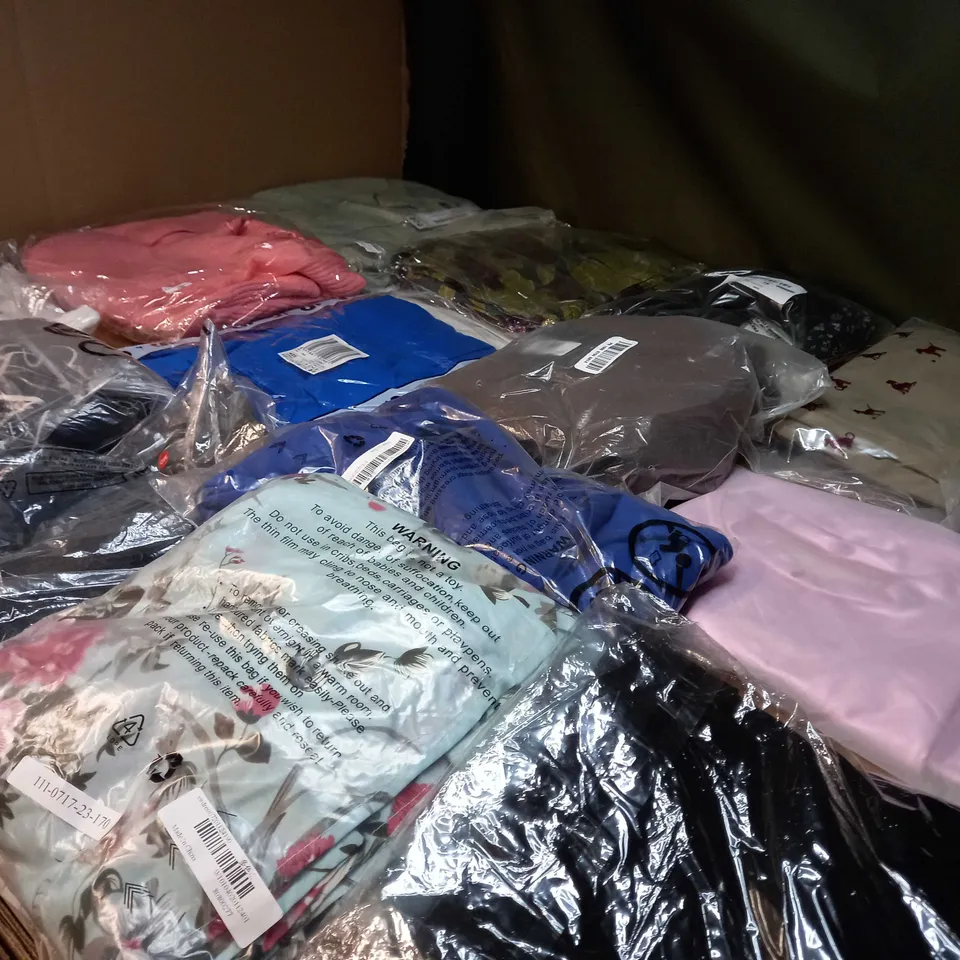 LOT OF APPROX 25 ASSORTED CLOTHING ITEMS VARYING IN SIZE/COLOUR/STYLE TO INCLUDE: TROUSERS, TOPS, DRESSES