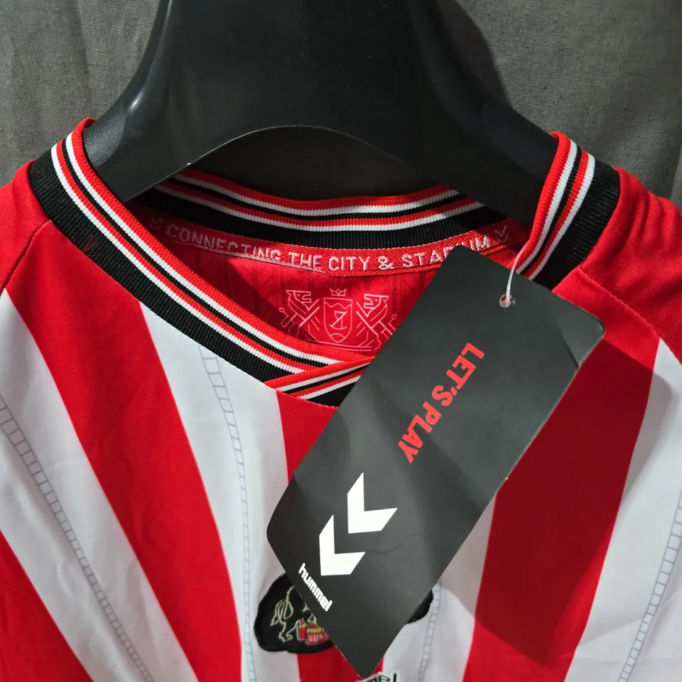 SUNDERLAND FULL KIT– RED & WHITE STRIPES WITH CREST BADGE AND UTILITA SPONSOR