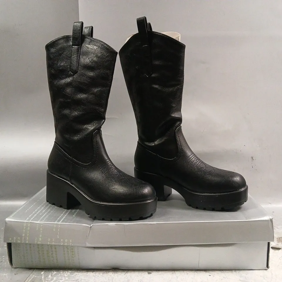 BOXED PAIR OF KOI WINTU LONG CHUNKY WESTERN BOOTS IN VINTAGE BLACK SIZE UK 7
