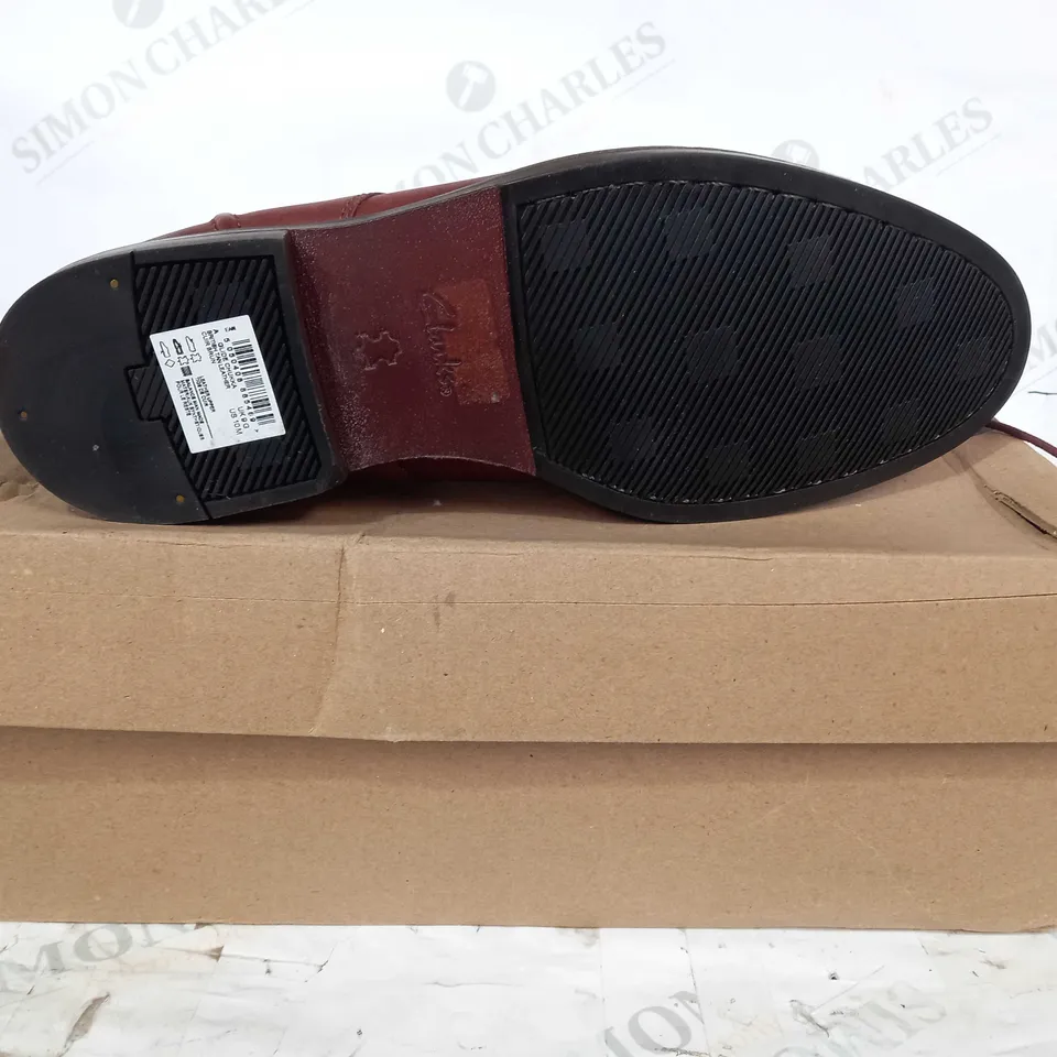 BOXED PAIR OF CLARKS GLIDE CHUKKA LEATHER SHOES IN BROWN UK SIZE 9